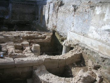 site courtine 6 le mausolee_ son abside sud et sacrypte